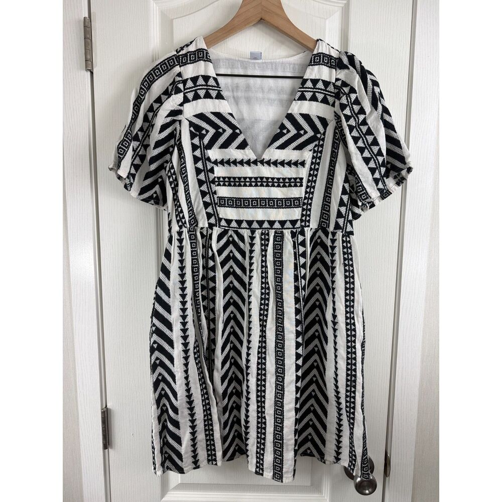 Old Navy Women’s XS Black White Geometric V-Neck Fit & Flare Dress Pockets